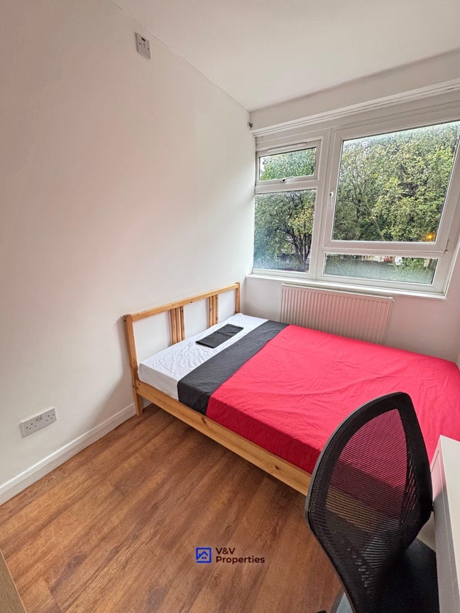Super Discount Today – Next to Shoreditch Park! Main Photo