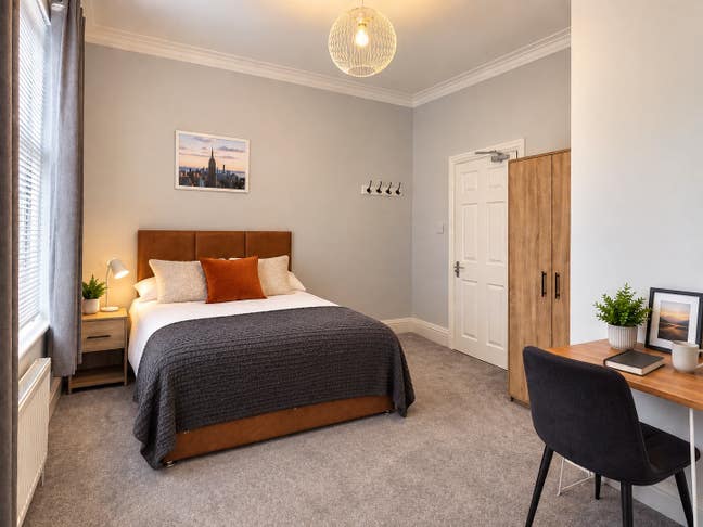 October | Large En-suite| 15 minutes walk to BVH  Main Photo