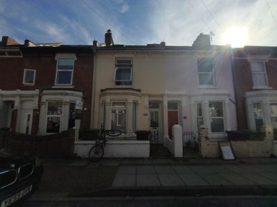 Student tenant house swap Main Photo