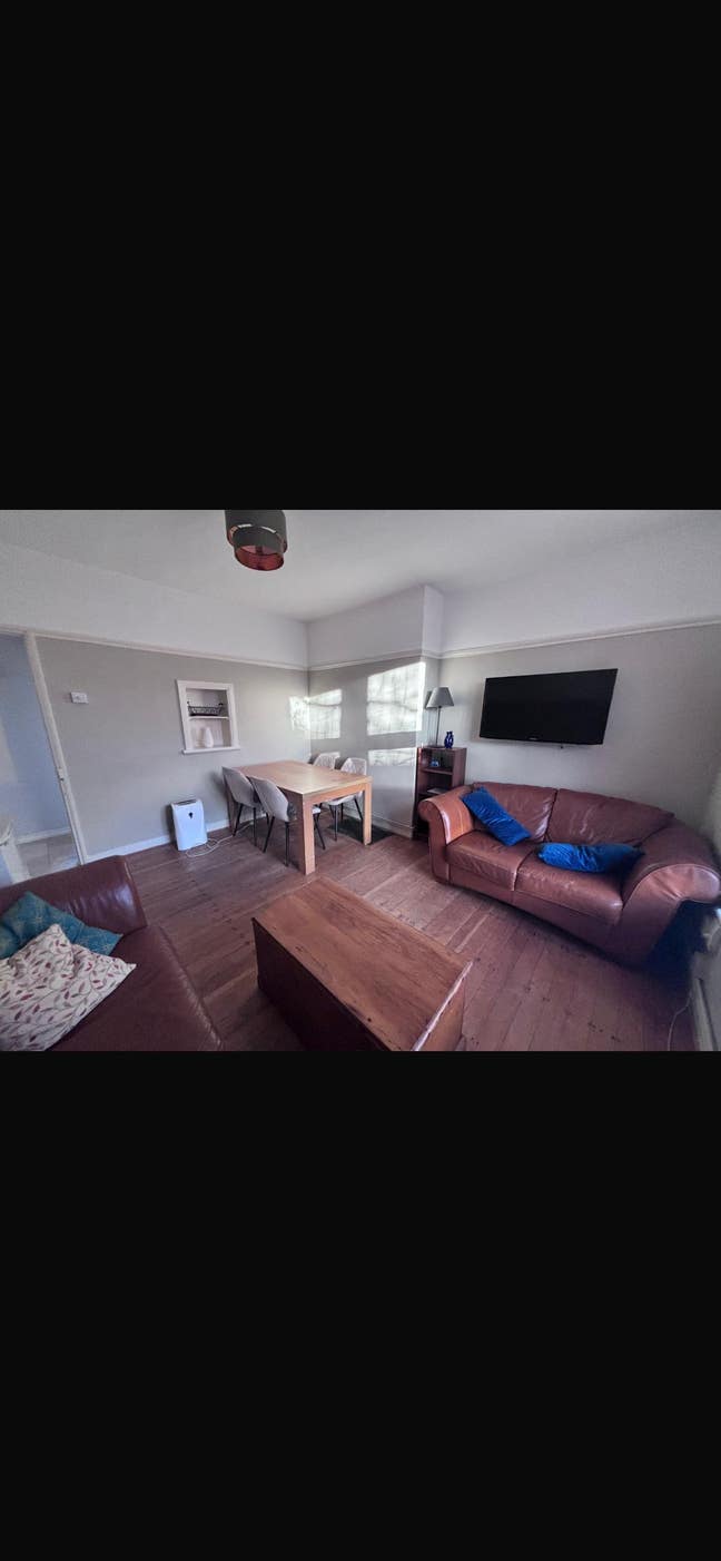 1 double room available. Nice area, low rent Main Photo