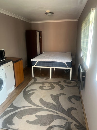 Studio Apartment in central Camberley  Main Photo
