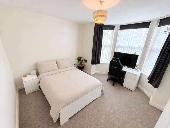 Spacious double bedroom Main Photo