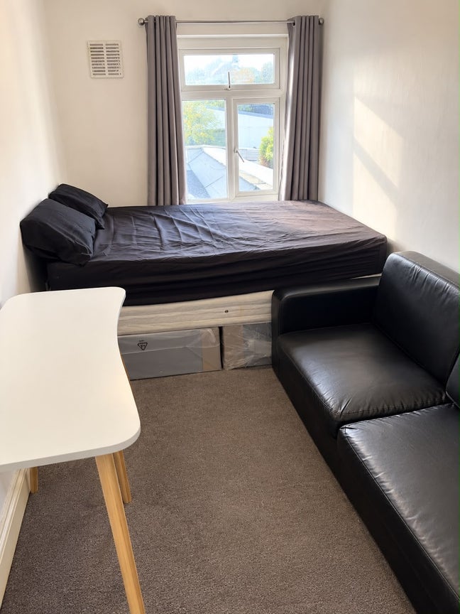 Spacious Double Room in Harrow – Couples welcome  Main Photo
