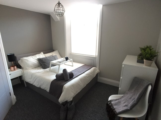 Double Room and En Suite Near City Centre Main Photo