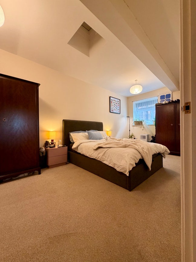 Large Double with En-suite- 15 min walk to station Main Photo