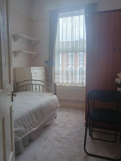 Lovely Single Room in Large House Quiet Household. Main Photo