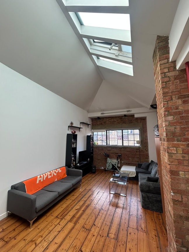 Double room in 3 bed flat share Aldgate Main Photo