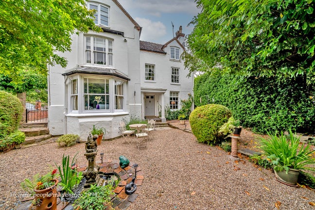 Top floor, double en-suite bedroom, TV, office  Main Photo