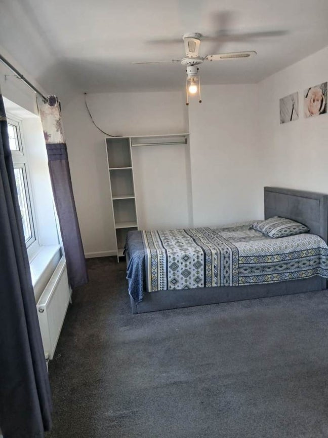 Double room to let - Dagenham RM8 1DB Main Photo