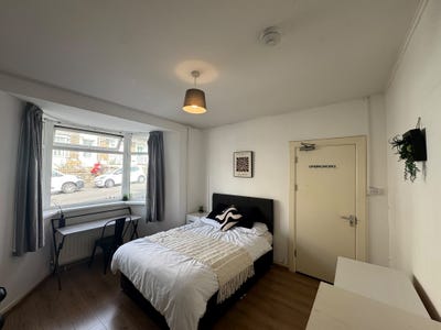 Spacious room close to city centre  / Low Deposit  Main Photo
