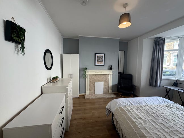 Spacious room close to city centre  / Low Deposit  Main Photo