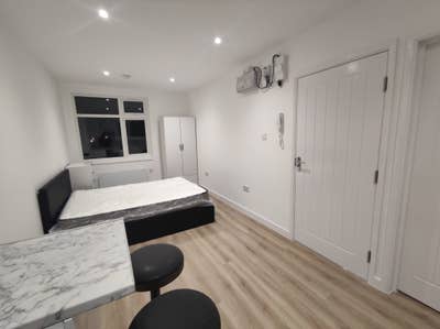 Studio Flat, Worsley Bridge Road, SE26 Main Photo