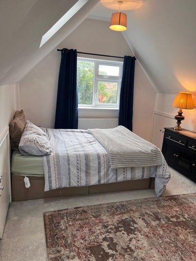 Large room available in Sale M33 near Tram Station Main Photo