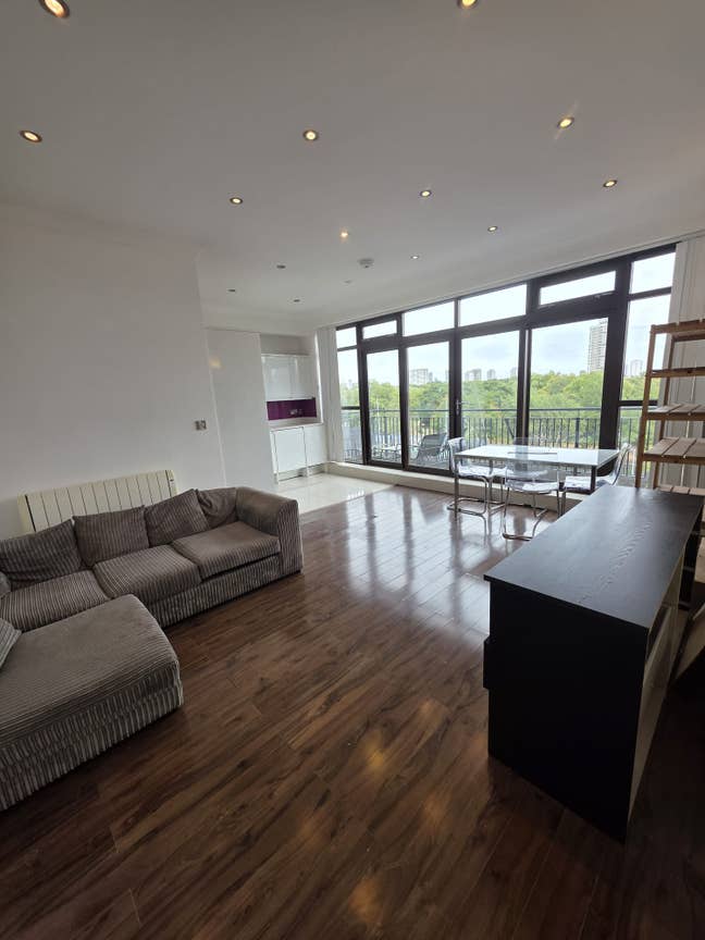Bright 2-Bedroom Flat in -E3!! Main Photo