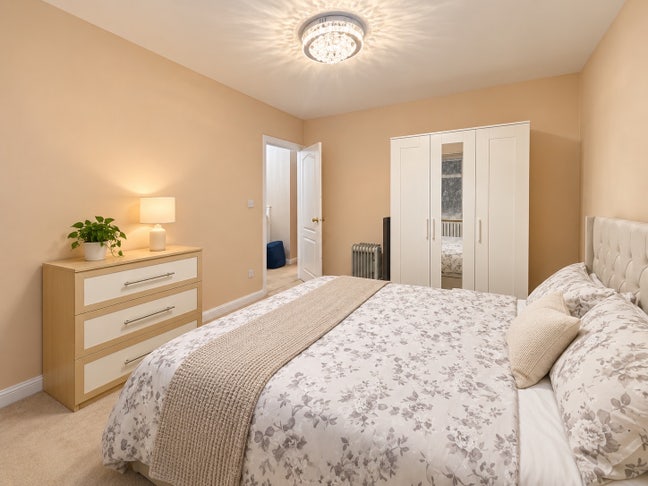 Room to Rent - 4 to 5 Minutes Walk From Station Main Photo