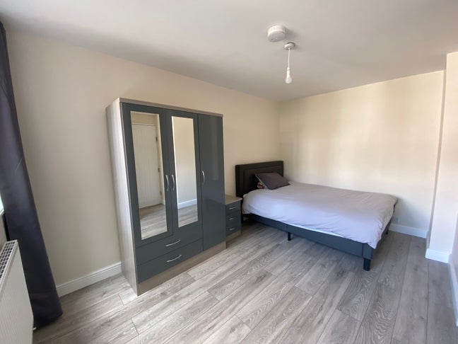 **Spacious Double Room in Camden Town** Main Photo