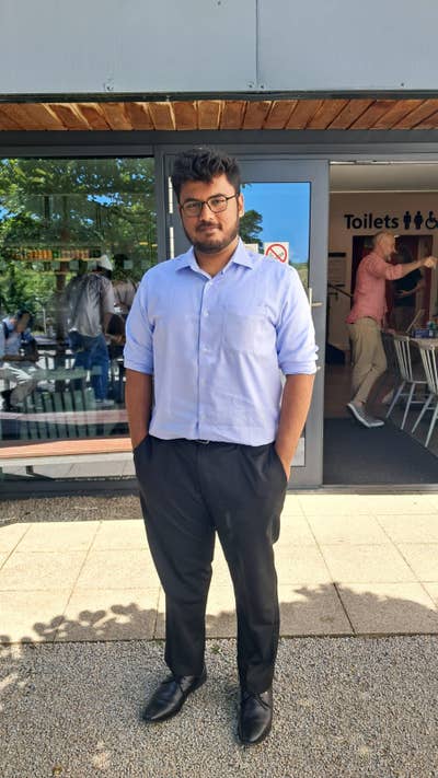 Professional looking for a 3rd buddy-up ! Main Photo
