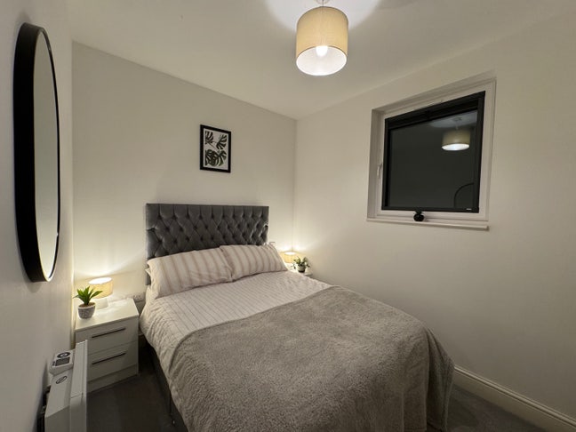 Roof-Terrace Apartment overlooking Stockwood Park Main Photo