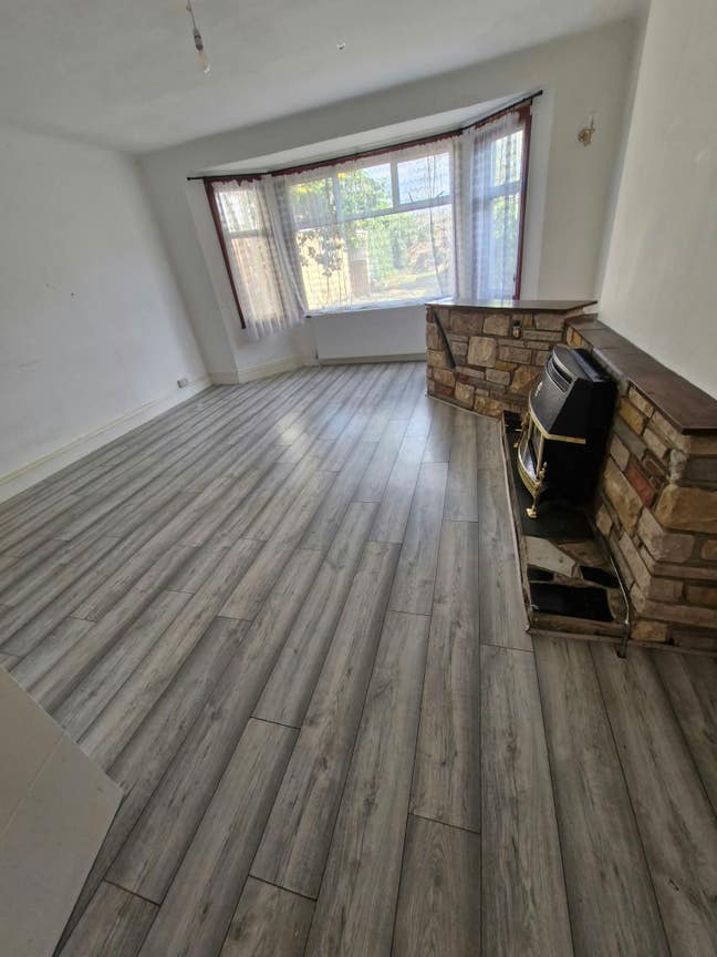Spacious 7-Bedroom Detached House with Parking Main Photo