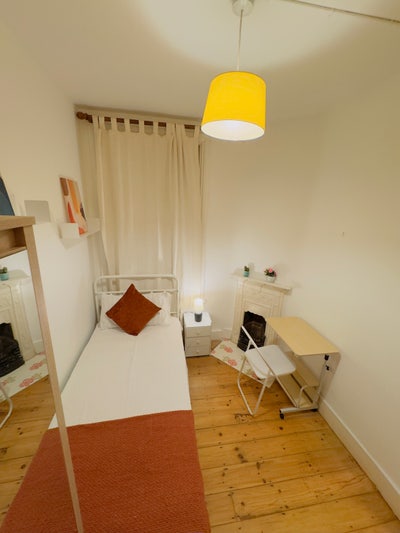 Single bedroom available in a calm and quite area Main Photo