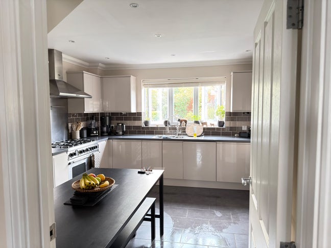 Large double room with private bathroom  Main Photo