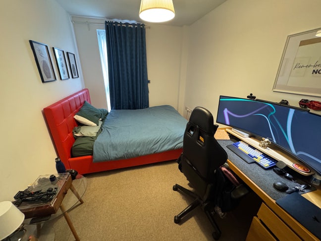 Huge double bedroom in a spacious 3-bed apartment  Main Photo