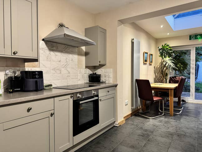 Double En-suite Room, Couples welcome, CB5 Main Photo