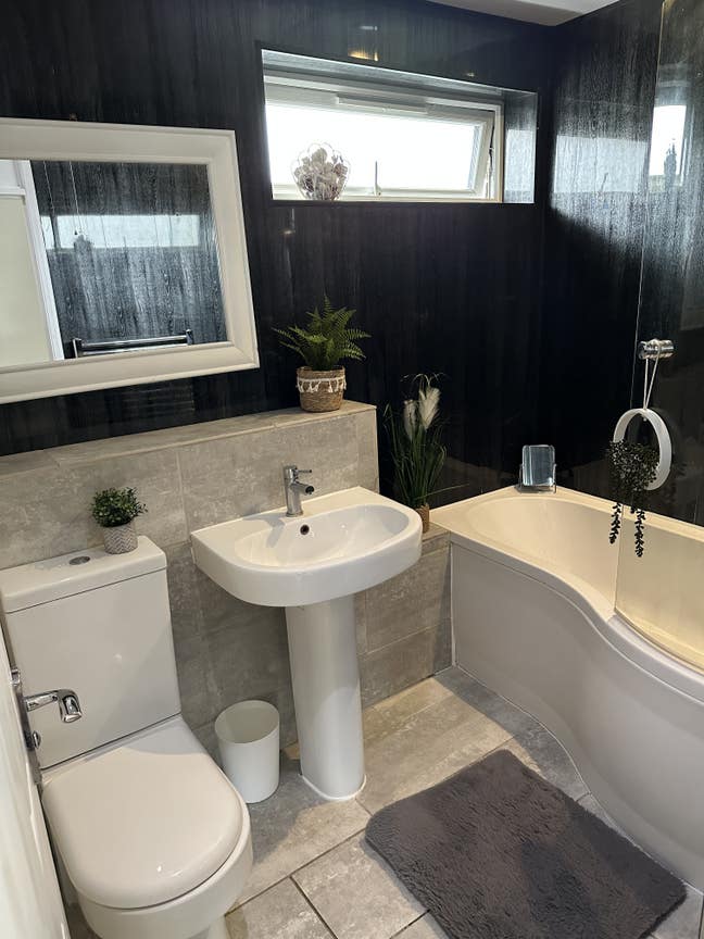 Double Room Available Now, Main Photo