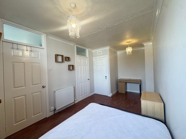 Double bedroom on ground floor of 3 storey house  Main Photo