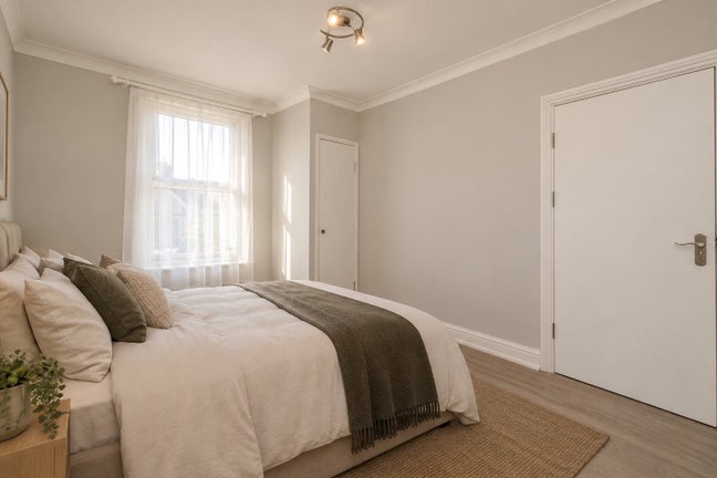 Cosy Room in Queer, 5 Bed Flat - Available Asap!!  Main Photo
