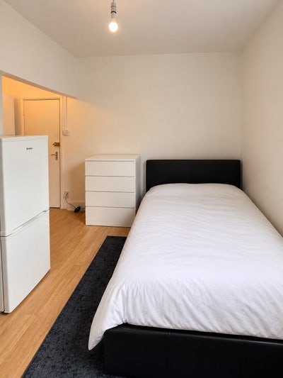 Modern Private Studio  – Neasden NW10 Main Photo