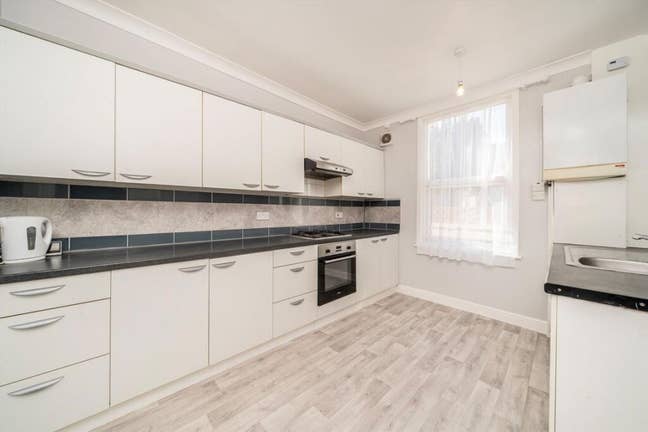 Double room available ASAP opposite Victoria Park Main Photo