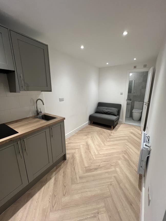 Self contained studio-Bills included-Near station Main Photo