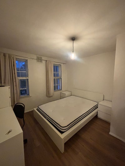 Spacious double room in Oval 💗 Main Photo