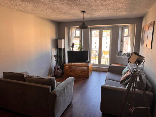 Gorgie - room in sunny spacious 2 bedroom flat Main Photo