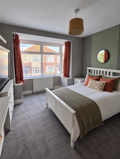 Double Room|Bills included|Available Oct Main Photo