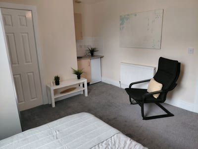  LOFT ensuite room ,parking  & Near Train st Main Photo