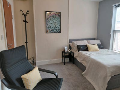  LOFT ensuite room ,parking  & Near Train st Main Photo