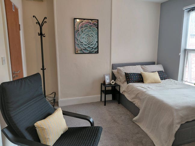  LOFT ensuite room ,parking  & Near Train st Main Photo