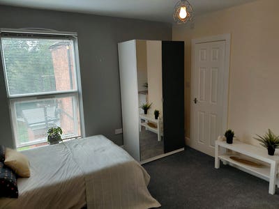  LOFT ensuite room ,parking  & Near Train st Main Photo