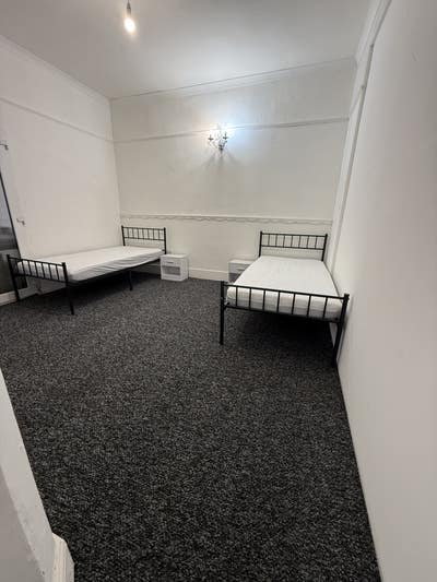 Large Double room to let Seven kings 5min station Main Photo