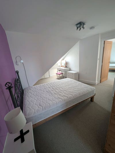 Lovely double ensuite room Main Photo