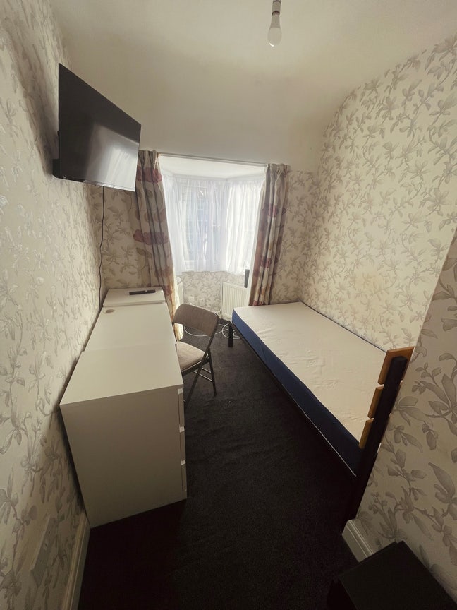 Spacious Single Room Main Photo