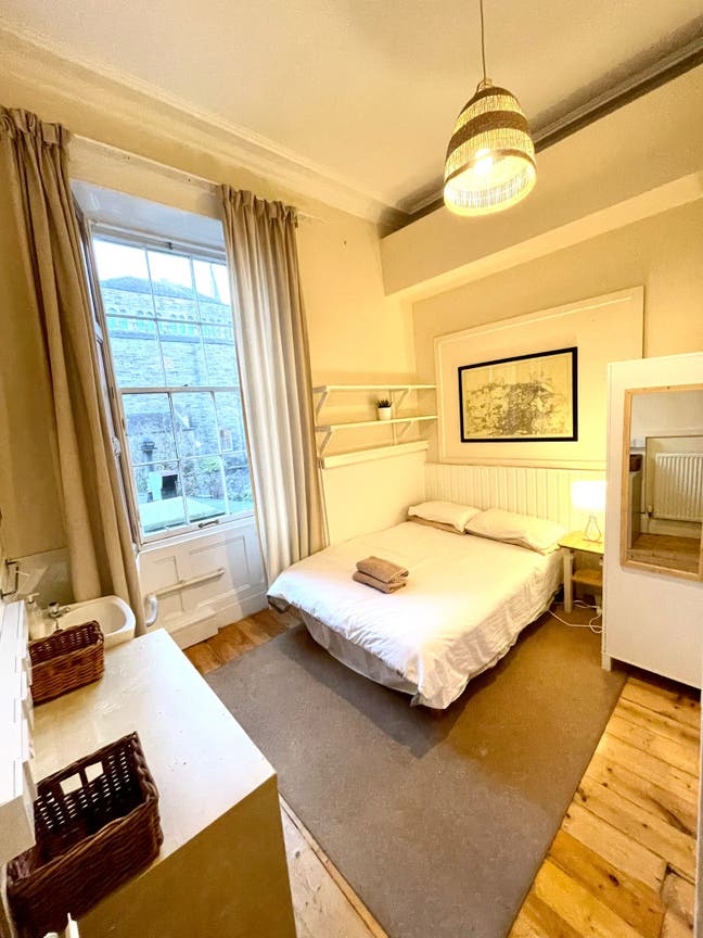 Double room - haymarket - student Main Photo