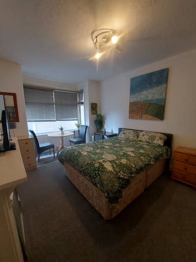 Large Double Bedroom with King Bed Up from Asad Main Photo