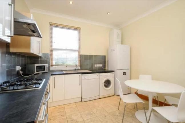 Brilliant location 2 bedroom Main Photo