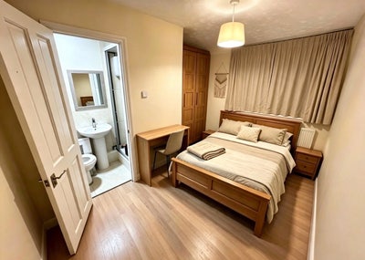 Excellent Rooms - 5min to DLR & Close to Shops Main Photo
