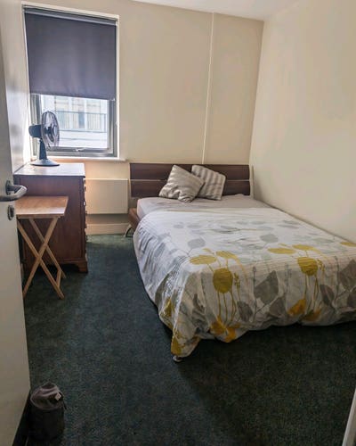 Wimbledon Room with 2 Bathrooms - Lounge Bills In Main Photo