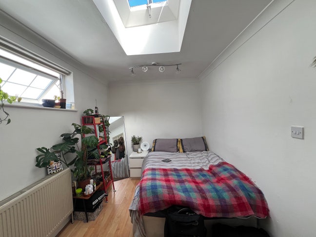 Light Spacious Double Bedroom in East London Main Photo