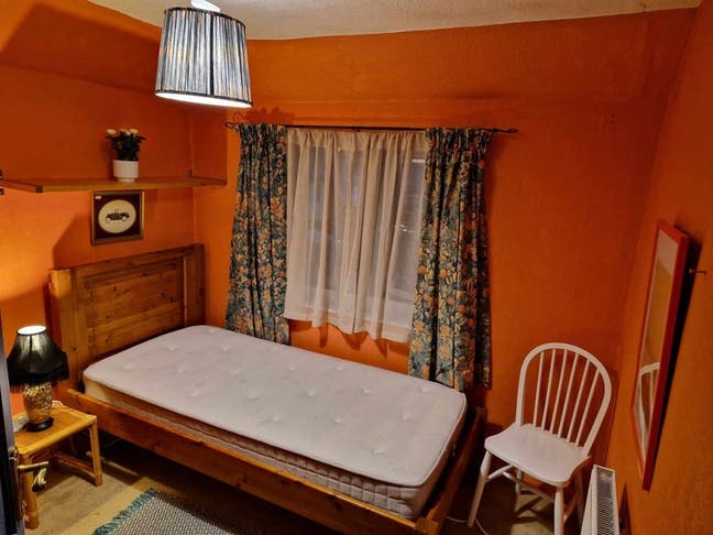 Quiet and Comfortable Room in a Friendly House  Main Photo